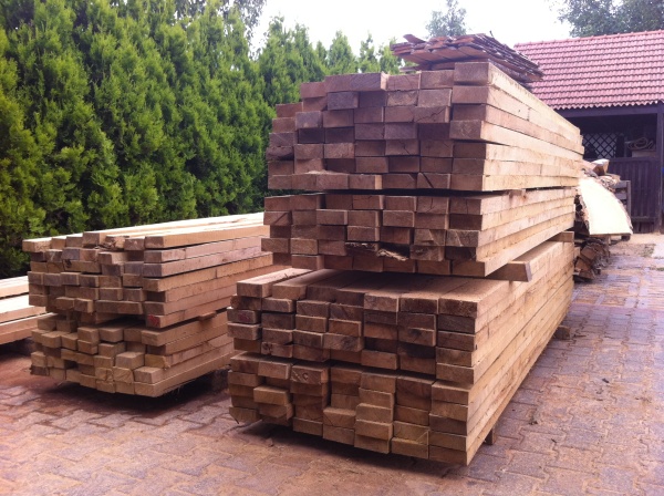 Tarcica deskowa – drewno iglaste i liściaste z tartaku w Swarzędzu